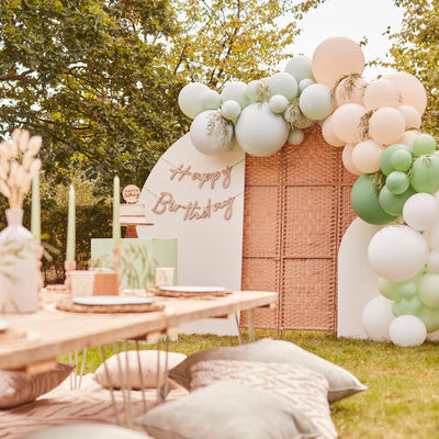 Salbeigrüne Happy Birthday Girlande mit Quasten-Dekoration | Boutique Ballooons