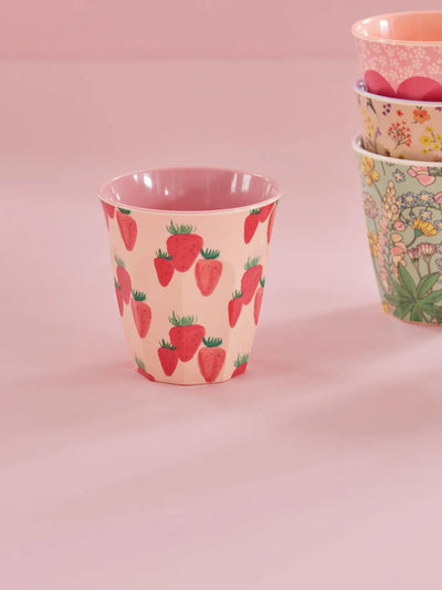 Mittelgroße Becher - Hellrosa - Strawberry Print