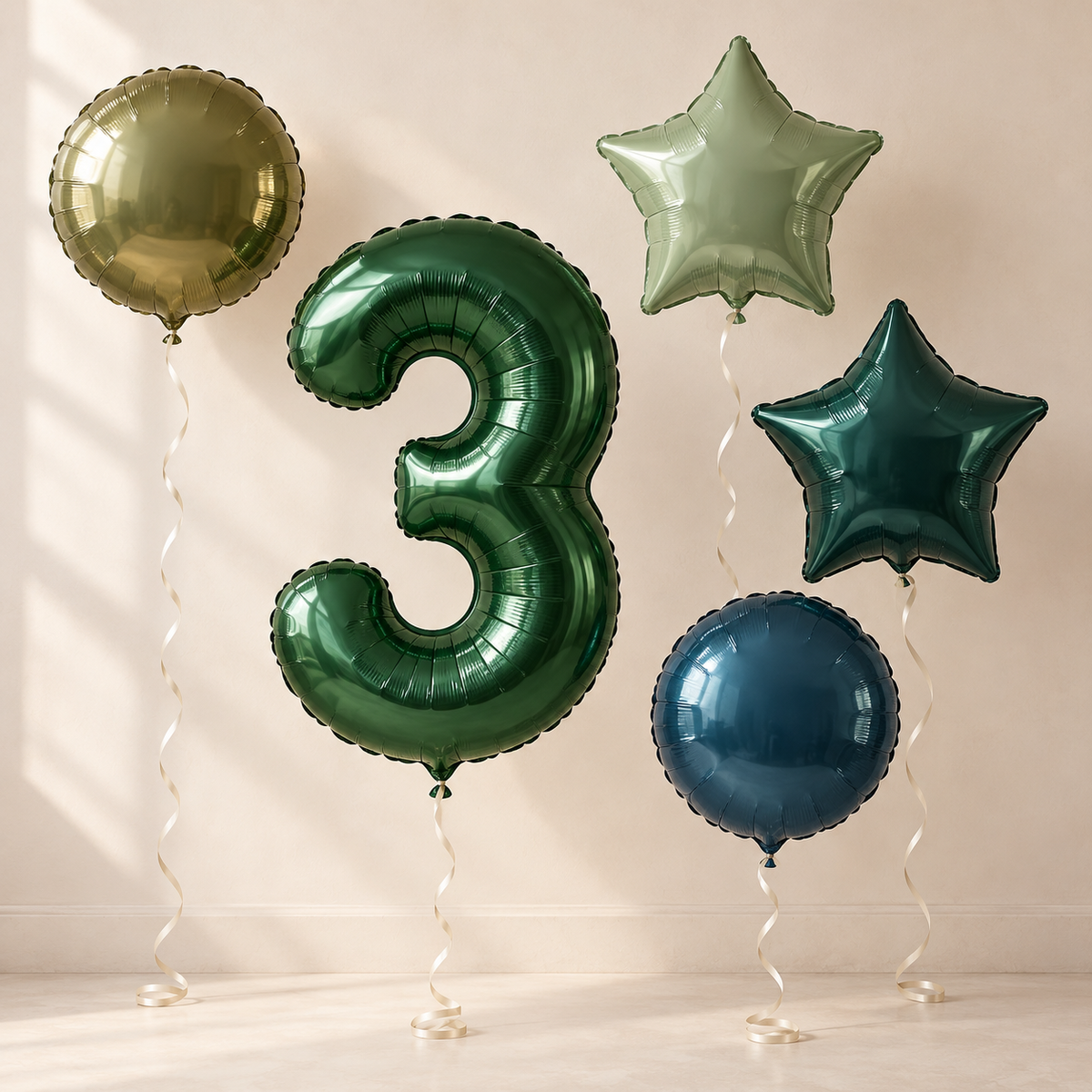 Beispiel für die fünf Ballons im Dino-Set: grüner Zahlenballon 3, zwei Sternballons und zwei runde Folienballons. Zahl und Farben sind wählbar.